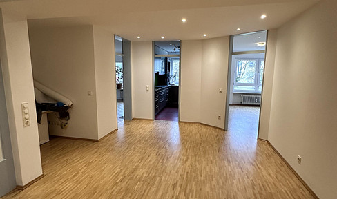Spacious 5-room apartment with two balconies in a quiet location in Munich-Solln