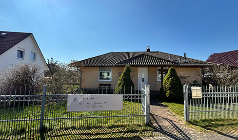 Charming bungalow with large plot, fireplace and carport - your new home!