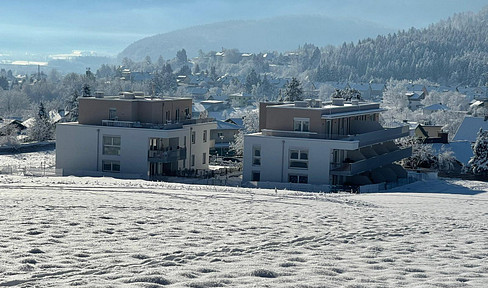 High-quality 3-room apartment in a hillside location, situated in a small, exclusive residential complex with many extras!