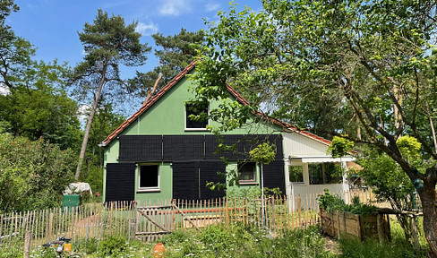 Entzückendes Einfamilienhaus auf dem Land mit großem Garten und eigenem Wald, nicht weit von Berlin