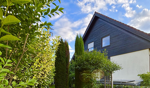 Detached house in quiet cul-de-sac location - with ground floor apartment, cold conservatory & pool - commission-free