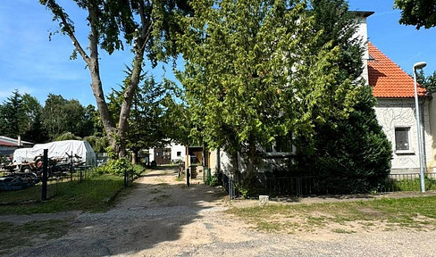 Detached apartment building with extension and converted attic in Mirow