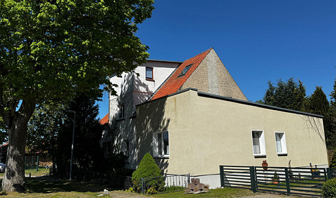 Detached apartment building with extension and converted attic in Mirow