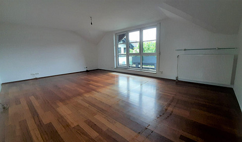 Large 3 room (102 sqm) top floor apartment in the center of Unterhaching