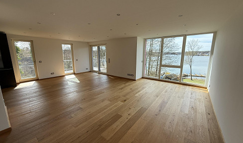 Fantastic top floor apartment right on the water