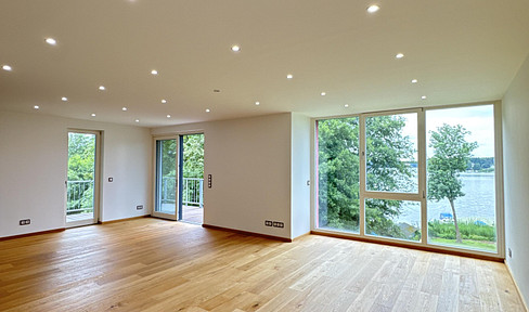 Fantastic top floor apartment right on the water
