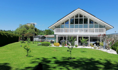 Exclusive one- to two-family house with large granny apartment and well-tended garden