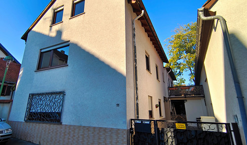 Teilrenovierte Wohnung mit Terrasse im 1. Stock in Alt-Seckbach