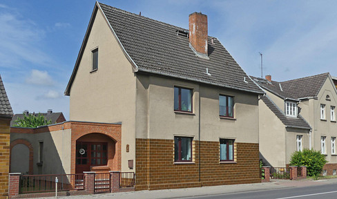 Refurbished house - 2 full storeys, floor, cellar, large double garage, sauna, courtyard and garden
