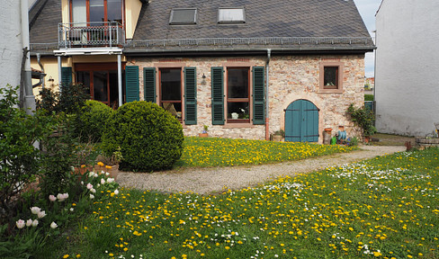 Bruchstein/Fachwerk/PV Anlage mit Speicherbatterien