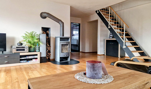 Modern, light-flooded living: 3.5 room maisonette - modernized incl. fireplace - without commission
