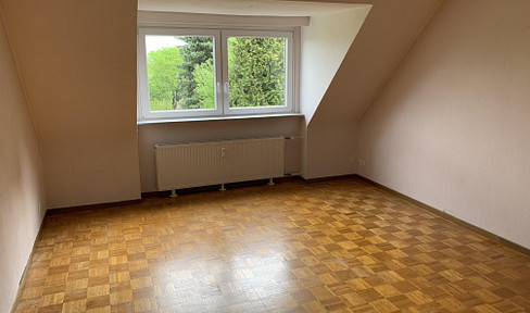Quiet top floor apartment with fitted kitchen and parking space