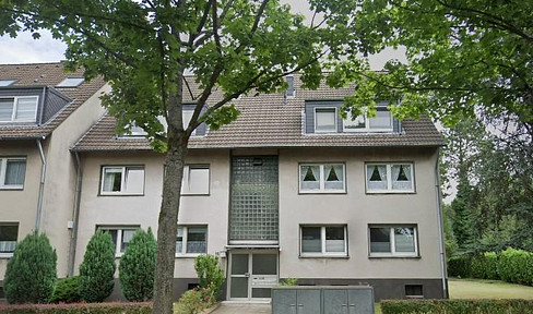 Quiet top floor apartment with fitted kitchen and parking space