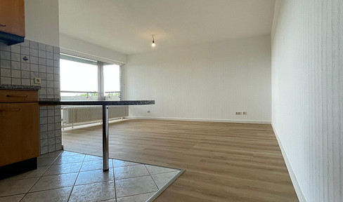 Teilsanierte & renovierte 2-Zimmer-Wohnung mit EBK und Balkon