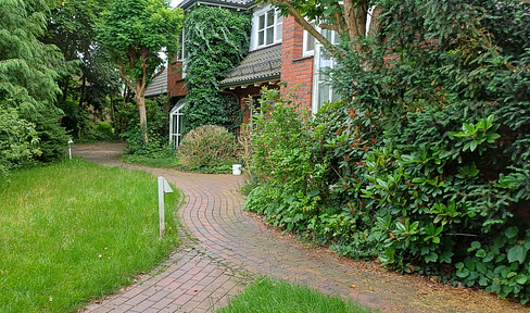 Spacious, detached three-party house in a quiet, sunny location