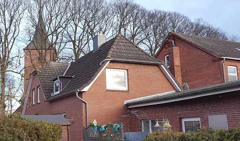 Near Heiligenhafen multi-family house 4 residential units with commercial yard + hall + building plot (Neukirchen)