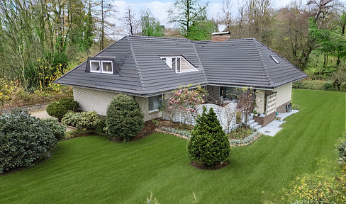 Stylish detached/two-family house, top location, in Trittau near Hamburg - commission-free -