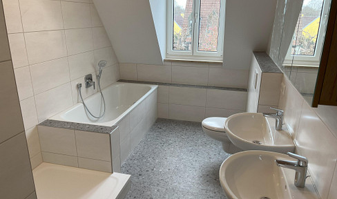 Large, light-flooded, completely renovated shared apartment with walk-in wardrobe and balcony. Interior and balcony