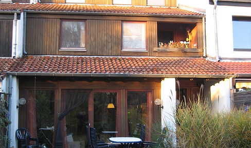 Top location in Altwarmbüchen Large detached house with granny flat.