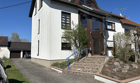 Geräumiges Architekten-Zweifamilienhaus mit Maisonette-Wohnung in schöner Lage