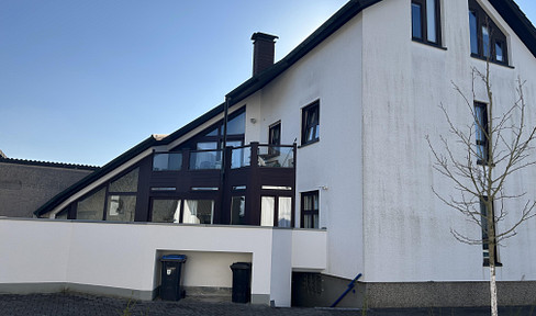 Architekten-Zweifamilienhaus mit Maisonette-Wohnung in schöner Lage