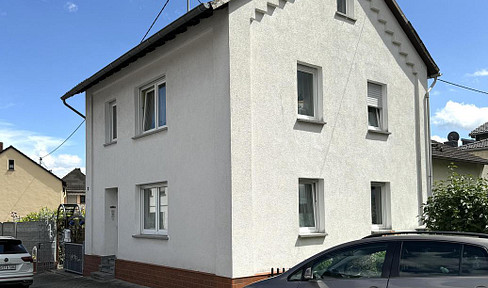 Einfamilienhaus mit Pool, Garten und Carport für 2 Stellplätze.