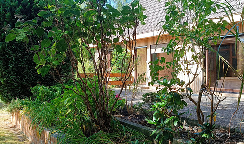 Bright, spacious EFH with EBK, two bathrooms and garden - from private owner and limited for three years
