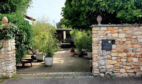 Charming 6-room apartment with large private courtyard, garage and carport