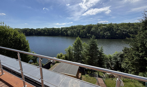 Waterfront property near Berlin / Semi-detached house with direct lake access.