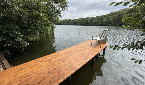 Waterfront property near Berlin / Semi-detached house with direct lake access.