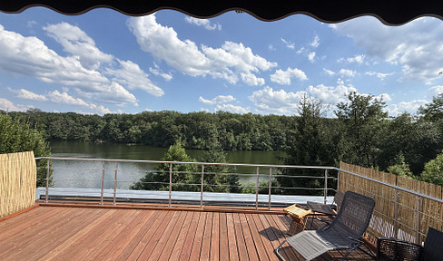 Waterfront property near Berlin / Semi-detached house with direct lake access.