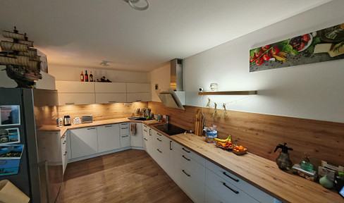 Neuwertige EG Wohnung mit Garten und 2 Stellplätzen