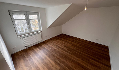 Bezugsfertige, frisch renovierte Dachgeschosswohnung
