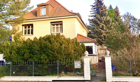 Charming 1930s house in Biesdorf-Süd with unique, very large plot of land Commission-free