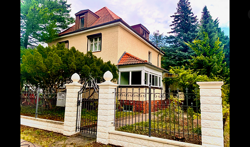 Charming 1930s house in Biesdorf-Süd with unique, very large plot of land Commission-free