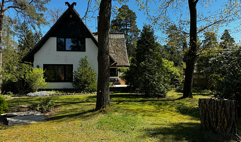 Charming thatched-roof house with spacious outbuilding and garden in Wandlitz