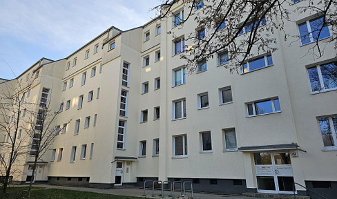 Freshly modernized 2.5 room apartment with balcony