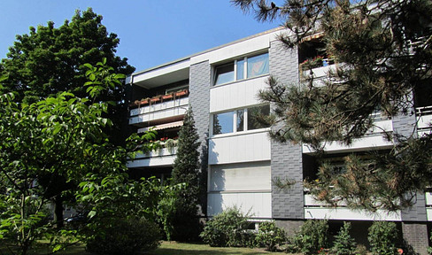Bright and airy living space in the city center: 3.5-room apartment with 123 m² of living space, featuring 2 balconies, a modern fitted kitchen, and a garage.