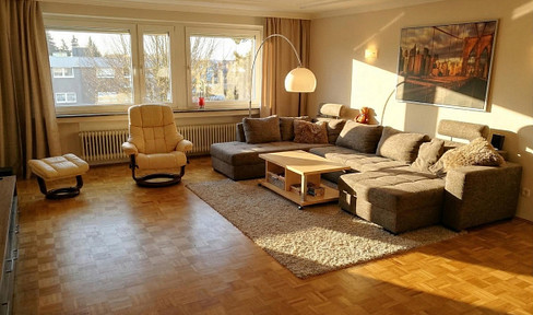 Spacious 3.5-room apartment, 123 m², with 2 balconies, fitted kitchen, and a garage, located in the center of Hilden.