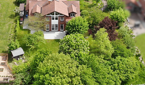 Representative residential and commercial property with a private, secluded garden, offering a total area of over 300 square meters.
