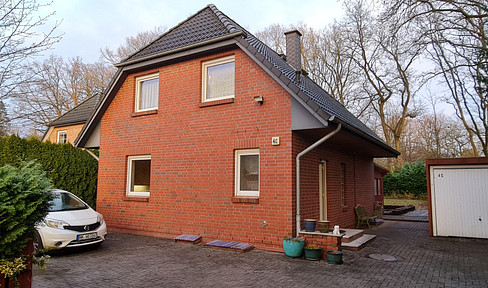 Living in a quiet location under shady oak trees in the west of Hamburg