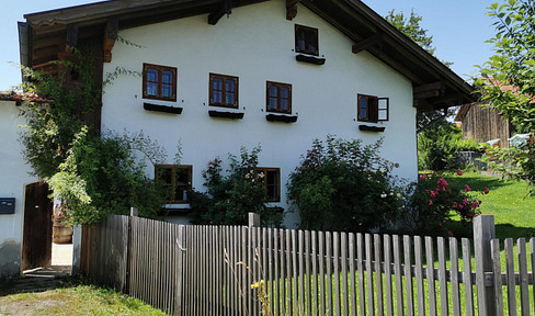 Rarity! Historic, well-kept four-sided farm with horse boxes and building rights