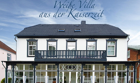 Weiße Stadtvilla in Travemünde. 200 m von der Trave entfernt. In gehobener Wohnlage von Travemünde.