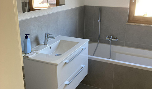 Modern | Lichtdurchflutete frisch renovierte 4,5 Zimmer Erdgeschosswohnung