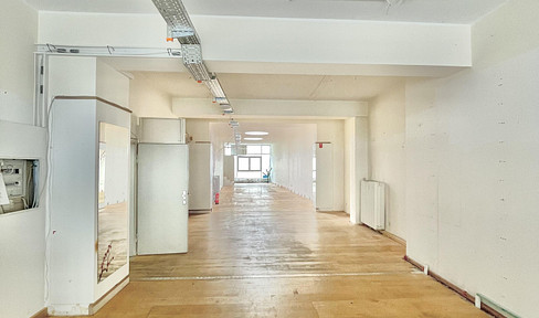 TOP commercial space in prime pedestrian zone location - space can also be divided!