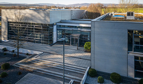 Exclusive commercial property with exhibition hall and offices