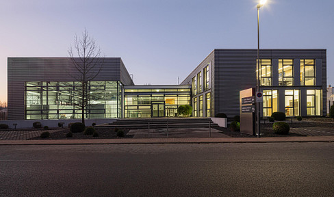 Exclusive commercial property with exhibition hall and offices