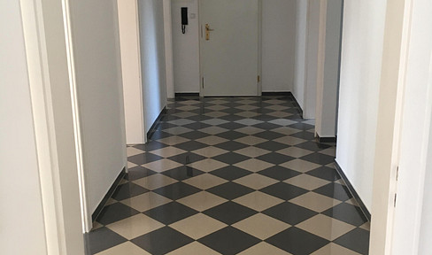 Viel Platz & Ruhe: 4 Zimmer + Hobbyräume mit Extra-Eingang, nur 1 Minute zur S-/U-Bahn