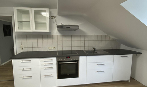 Modernisierte und möblierte 3-Zi-DG-Wohnung zu vermieten
