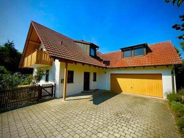 Spacious, detached and renovated detached house (solid construction) with large garden